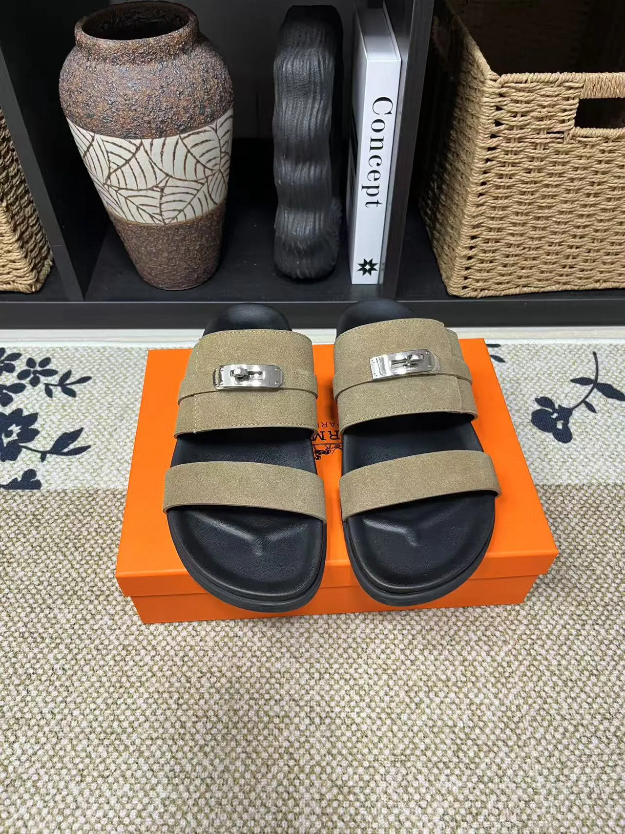 P300 Hermes men's Kazimir slippers - top-quality woven calfskin functional sandals with interwoven uppers inspired by the "H" iconic pattern to create a casual look, perfect for summer. Imported cowhide + cowhide lining + TUP outsole Size: 36-46 couple model